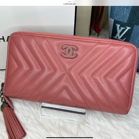 🔥 RARE! CHANEL• Chevron Stitched Tassel Charm Zip Wallet- one of a kind! - Picture 3 of 16